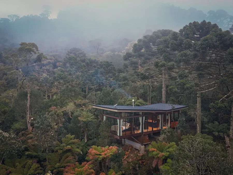 Cabana Cristal, cabana de vidro suspensa na floresta em Urubici, na neblina