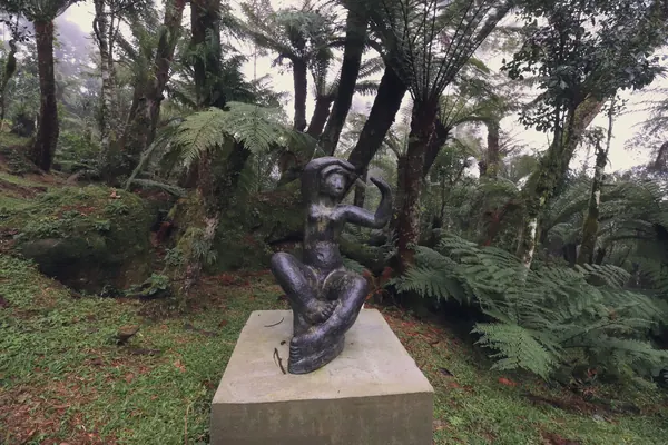 Escultura de Bruno Giorgi no jardim