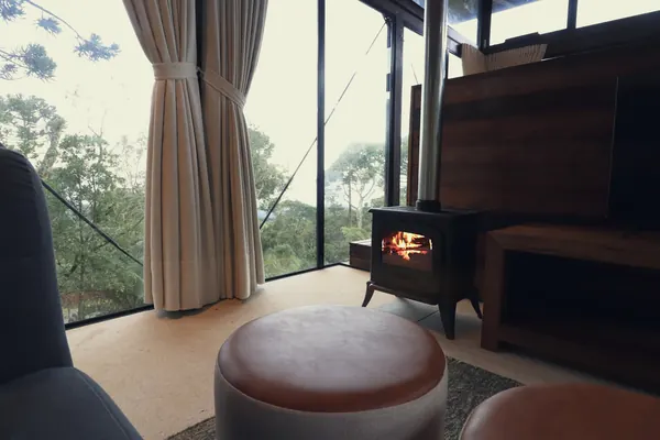 Sala da Cabana Cristal com a lareira acesa