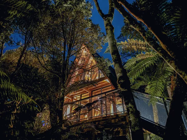 Cabana dos Pumas iluminada sob o céu estrelado