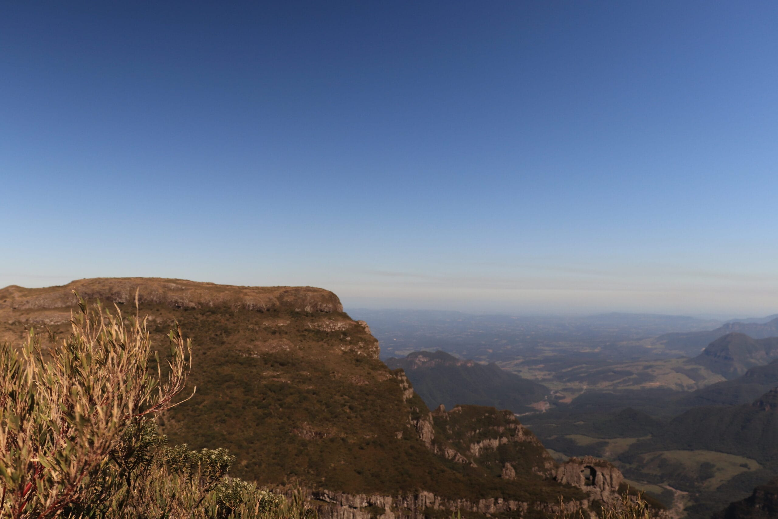 Vista do alto da serra em Urubici, com campos e vales ao fundo