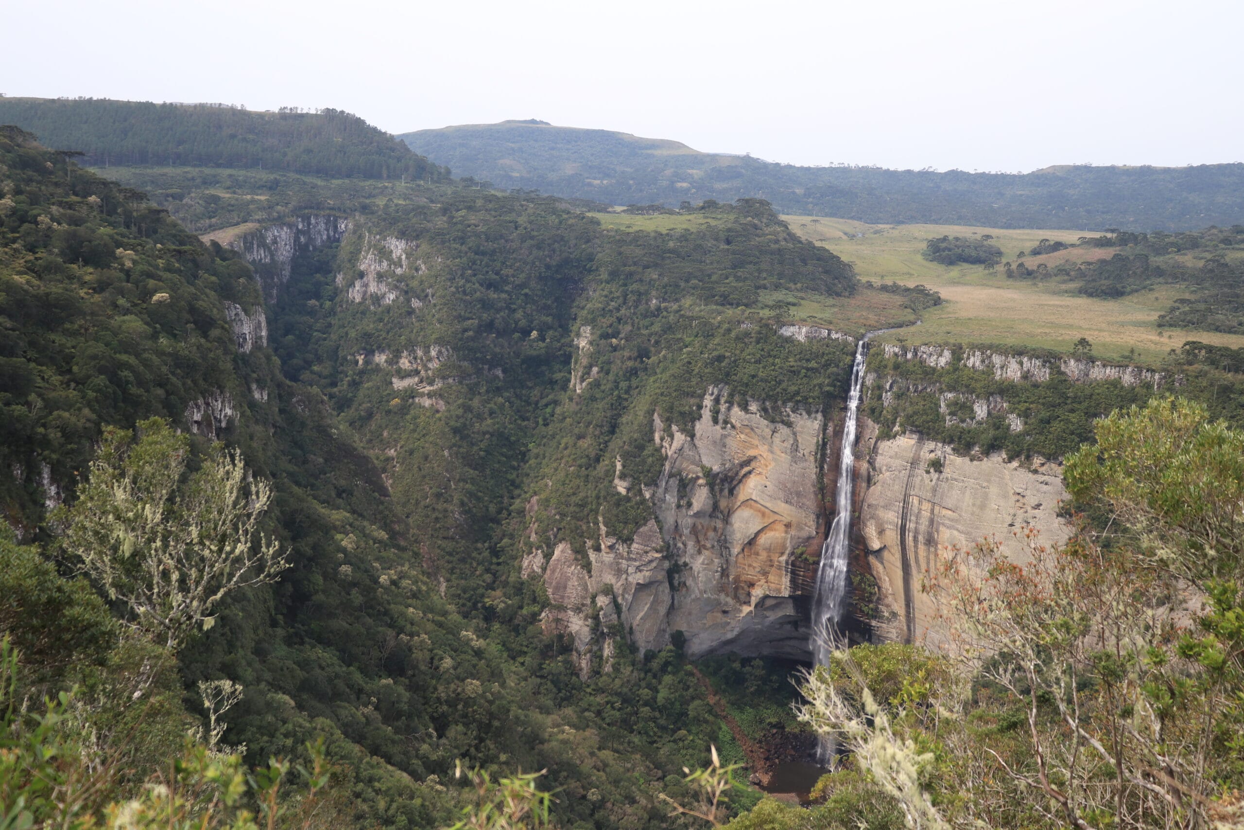Cachoeira alta caindo em um cânion da serra, em Urubici