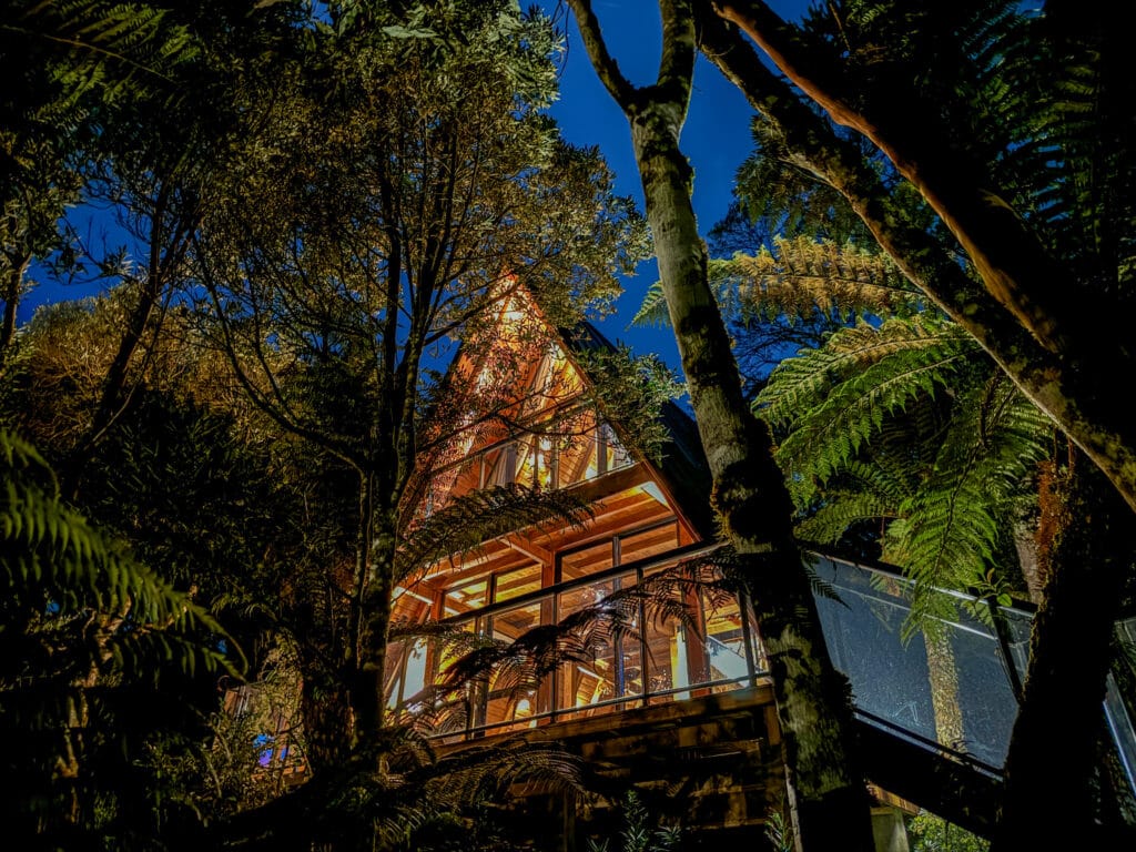 Cabana-dos-Pumas-Urubici-Externo-Proximo-Pousadas-em-Urubici-Santa-Catarina - Serenus House Vista externa da Cabana dos Pumas na Serenus House, em Urubici, cercada pela natureza exuberante, em uma das melhores pousadas em Urubici Santa Catarina.