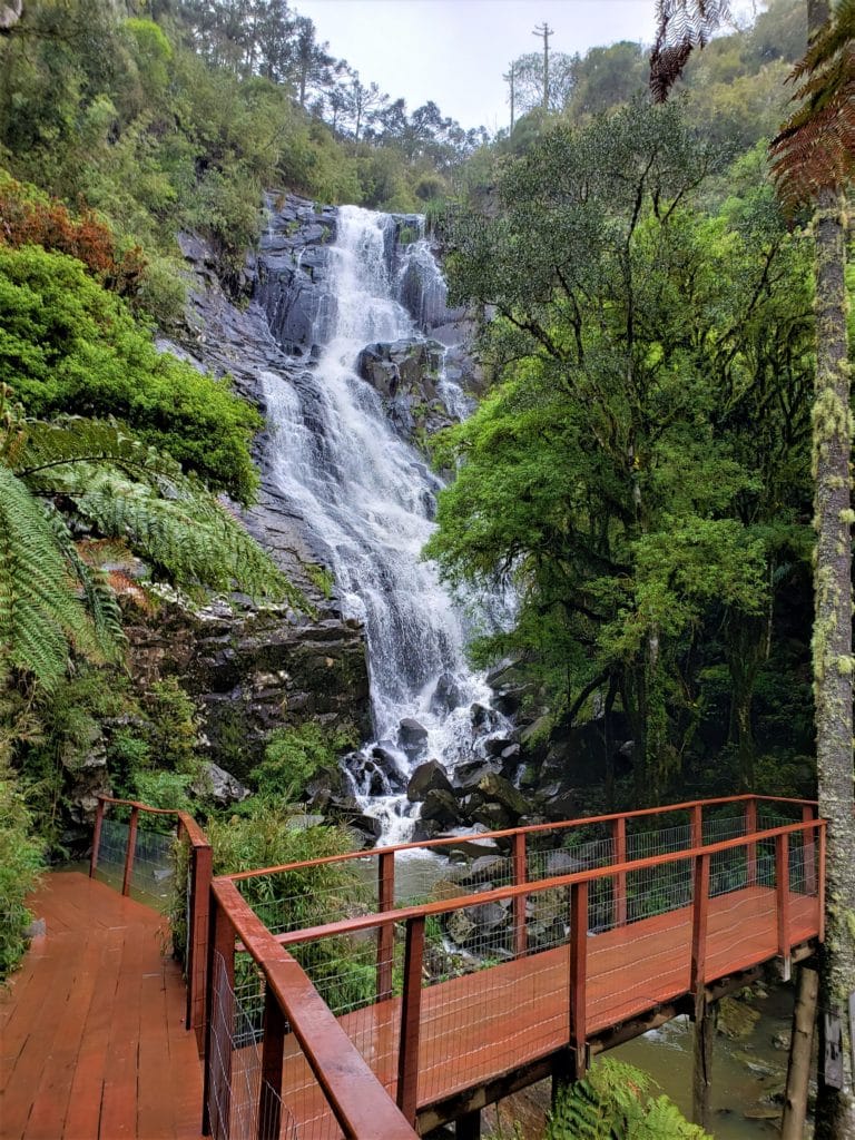 Vista panorâmica da Cascata do Mundo Novo em Urubici, com passarelas de madeira ao redor, destacando a beleza natural da Serra Catarinense.
