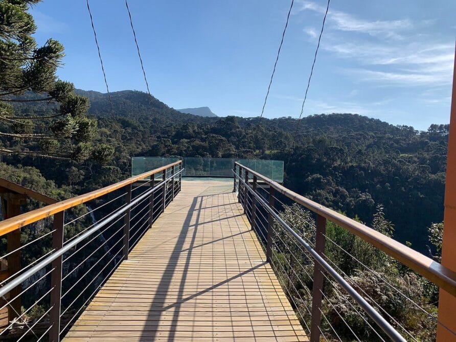 Passarela de vidro do Eco Parque Cachoeira Papuã, com vistas panorâmicas de duas quedas d'água, em Urubici, SC.