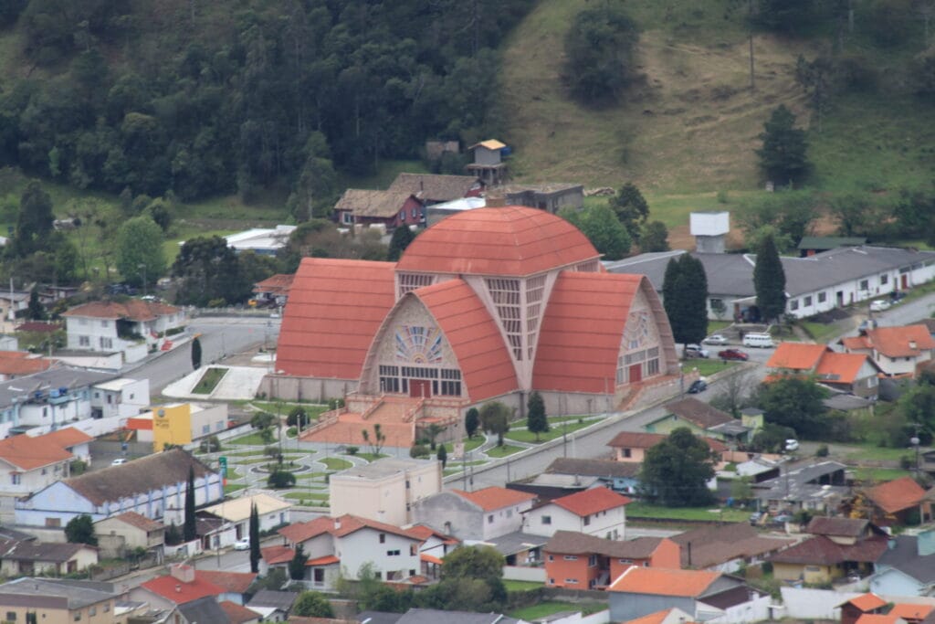Catedral de Urubici - Um Marco Histórico e Religioso na Serra Catarinense - Serenus House Vista panorâmica da Catedral de Urubici, localizada em Santa Catarina, com sua arquitetura imponente e rodeada pela natureza da Serra Catarinense.