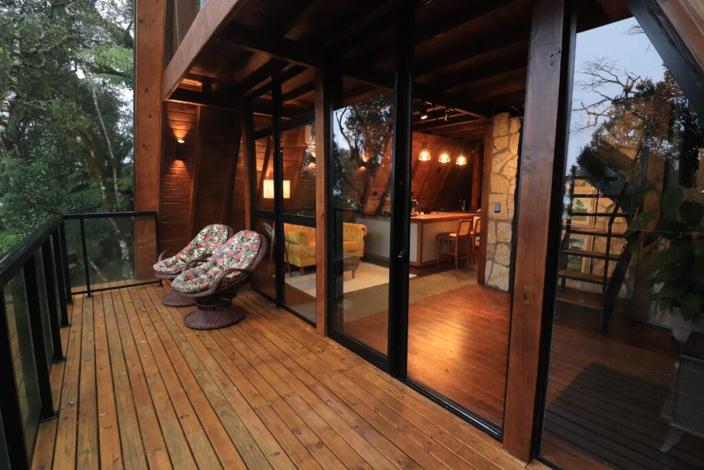 Cabana dos Pumas Urubici Entrada Iluminada e Varanda - Serenus Forest Glass House