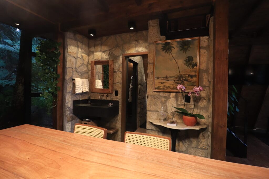 Cabana dos Pumas Urubici Lavabo e Entrada Banheiro - Serenus Forest Glass House
