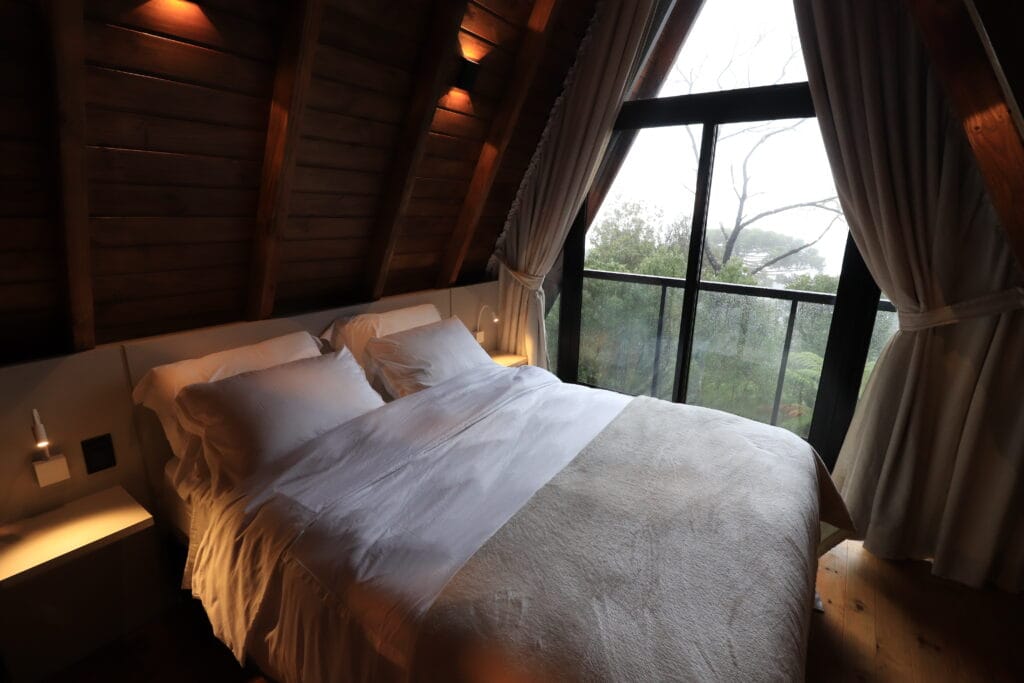 Cabana dos Pumas Urubici Quarto Cama Pousada - Serenus Forest Glass House